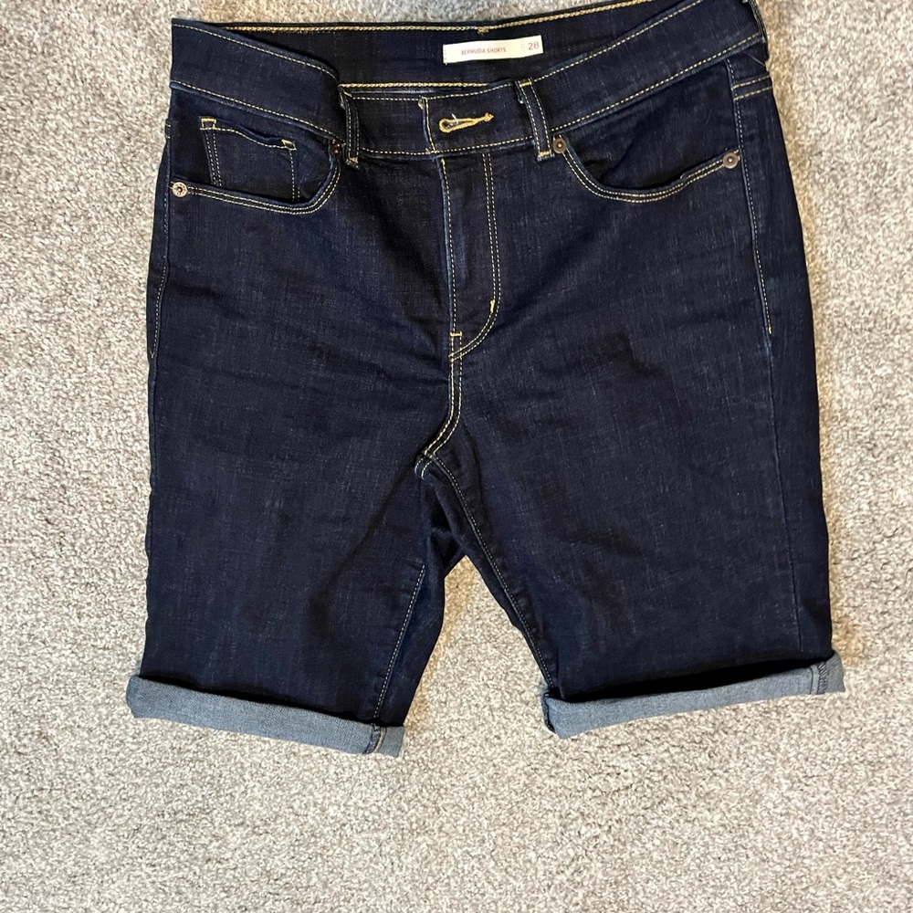Levi’s dark denim bermuda shorts size 28